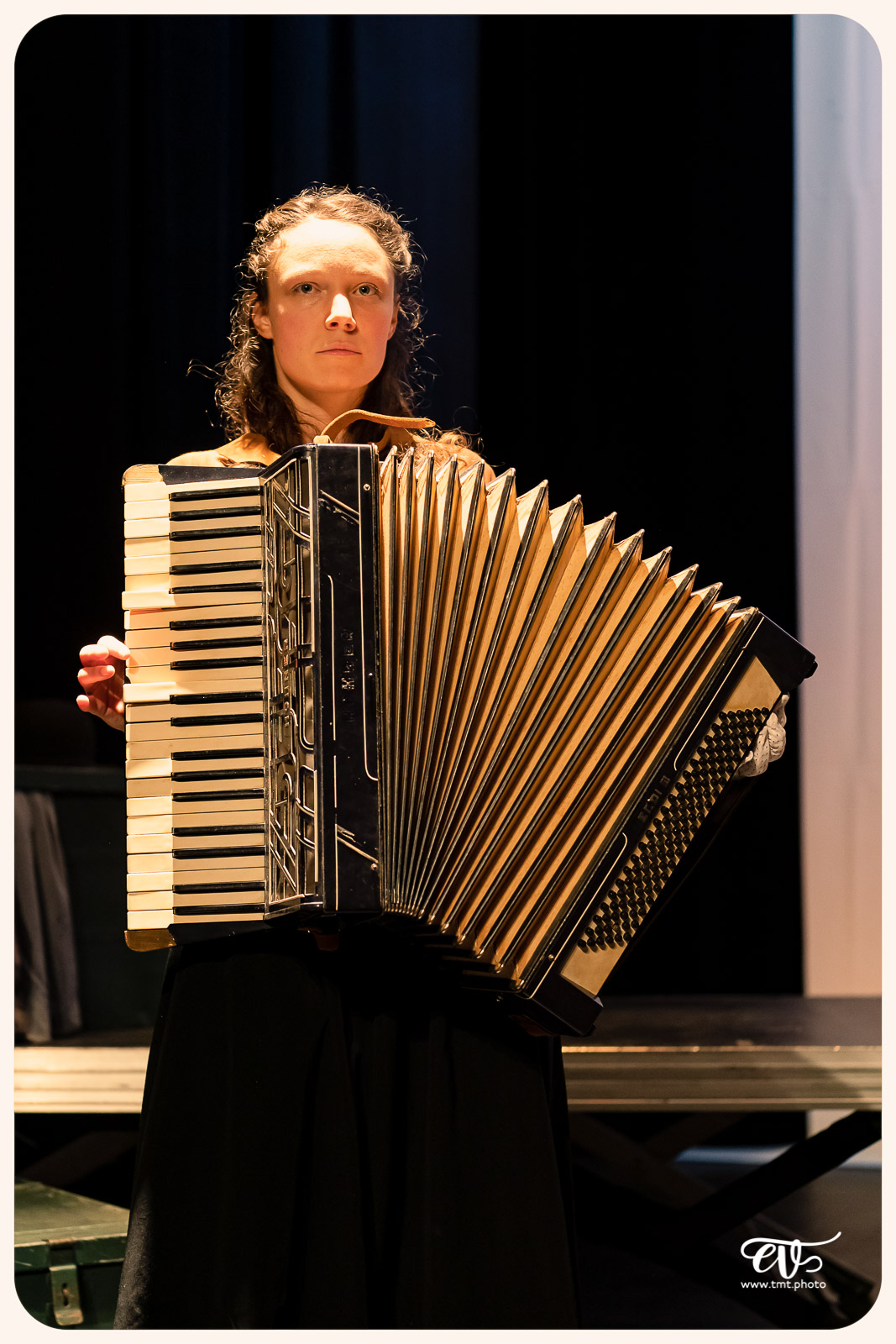 LA MESNIE H. - UN JOUR D'ÉTÉ